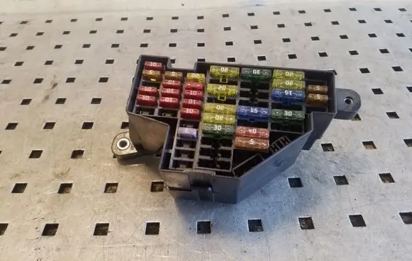 Volkswagen PASSAT B7 Fuse module 2063221527