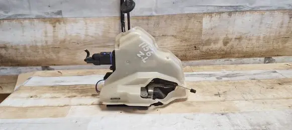 Volkswagen Jetta V Rear door lock