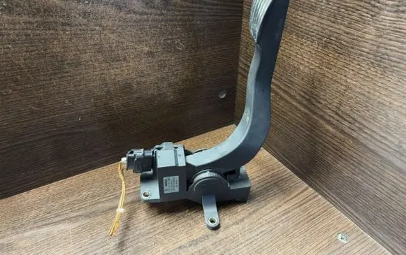 Iveco Daily 3rd gen Accelerator throttle pedal 0281002359 500344802