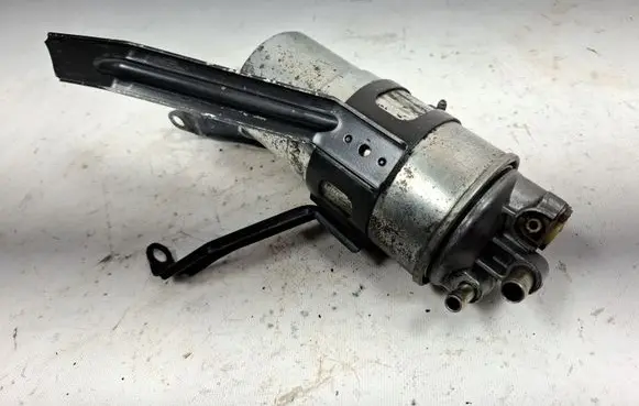 Audi A6 S6 C5 4B Fuel filter bracket/mount holder 8D0201987