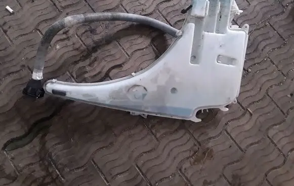 BMW 1 E81 E87 Windshield washer fluid reservoir/tank 45R010142