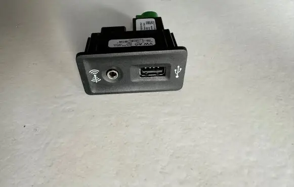 Volkswagen Amarok USB socket connector 5Q0035726E 5Q0035724 5G0035222E
