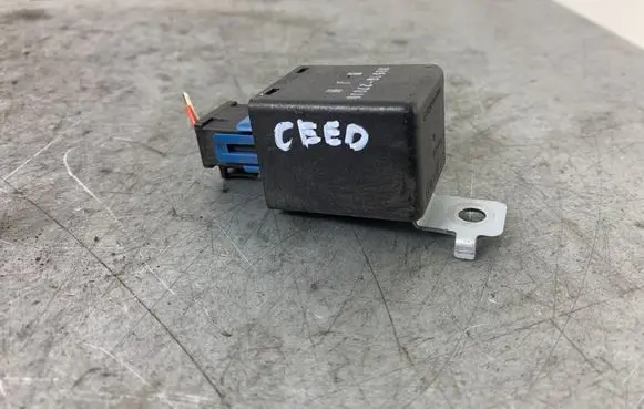 KIA Ceed Hazard warning light relay 3951027010