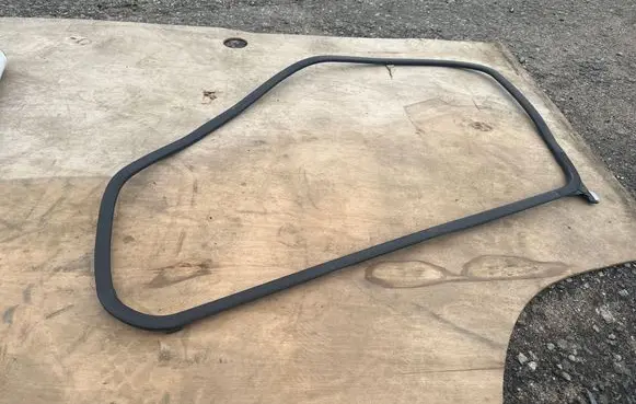 Opel Vivaro Rubber seal front coupe door window 