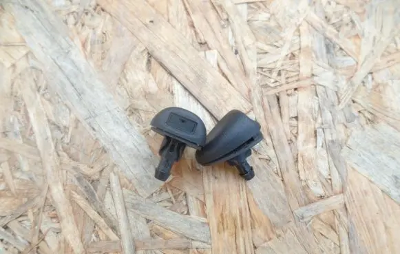 Windshield washer spray nozzle