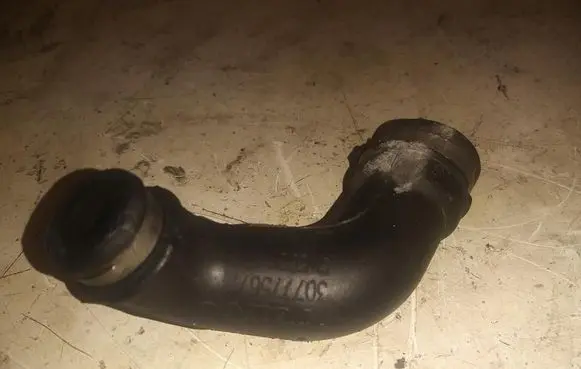 Volvo V70 Breather/breather pipe/hose 30777567