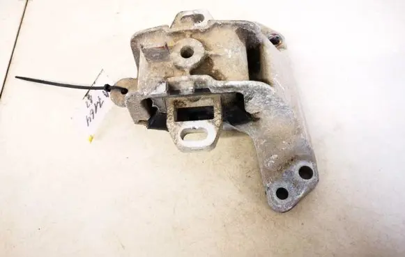 Peugeot 407 Engine mount bracket