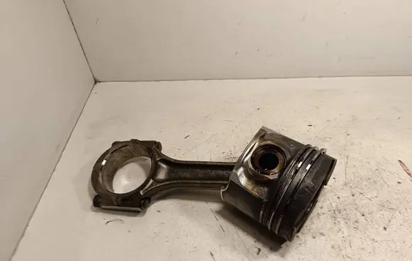 Mitsubishi L200 Piston with connecting rod 4D56
