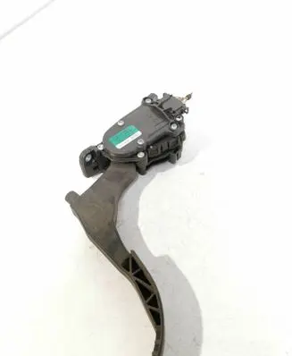 Accelerator throttle pedal