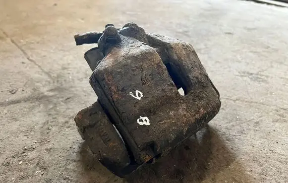 Volkswagen PASSAT B6 Front brake caliper