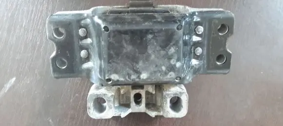 Volkswagen PASSAT B6 Engine mount bracket