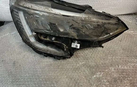Renault Clio V Headlight/headlamp 260104922R 01065299900110