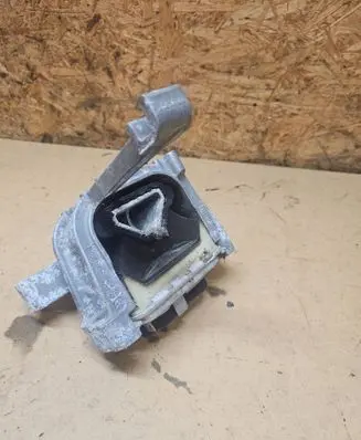 Volkswagen PASSAT B8 Engine mount bracket 5Q0199262DB 20102017