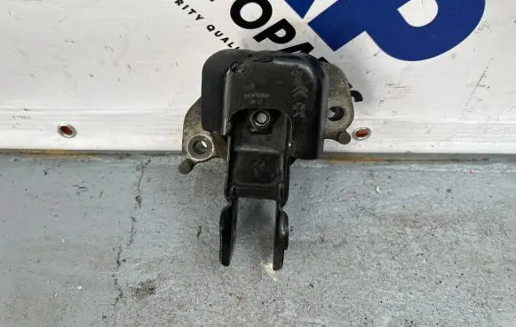 Peugeot 308 Engine mount bracket 980489058C 33975 4617