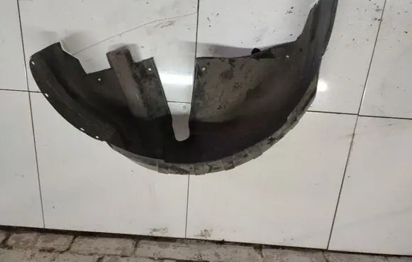 Rear arch fender liner splash guards