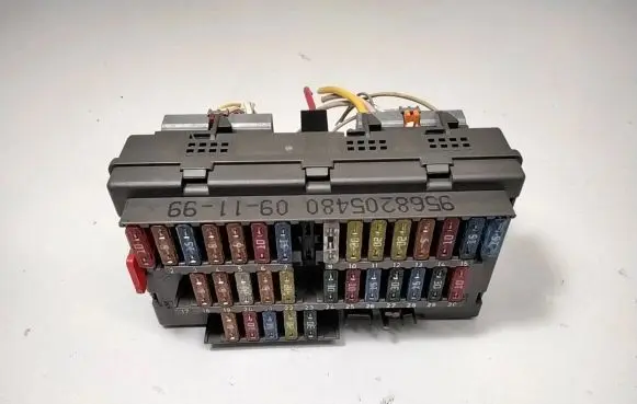 Peugeot Partner Fuse module 9568205480