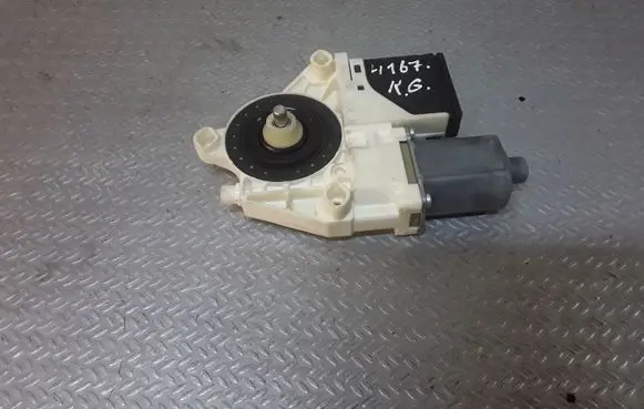 Renault Megane III Rear door window regulator motor 827310185R