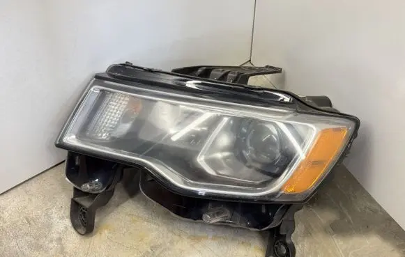 Jeep Grand Cherokee (WK) Headlight/headlamp 68289235