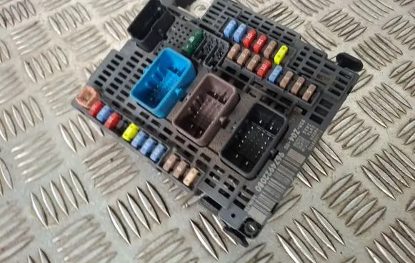 Peugeot 508 Fuse module 9674922080