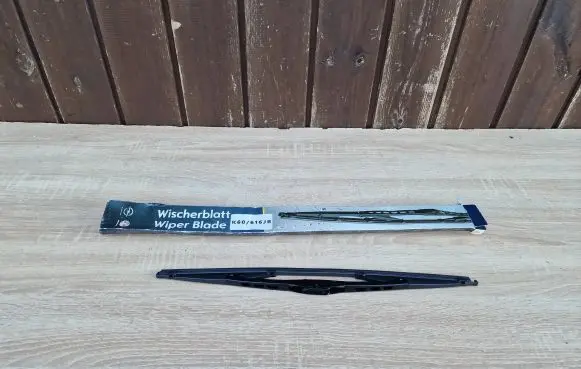 Opel Corsa B Front wiper blade arm 93195927