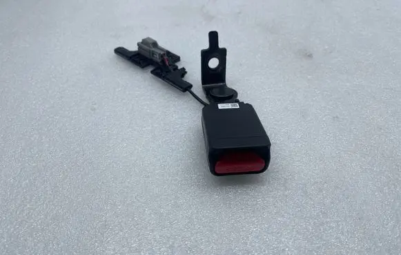 Rear seatbelt buckle