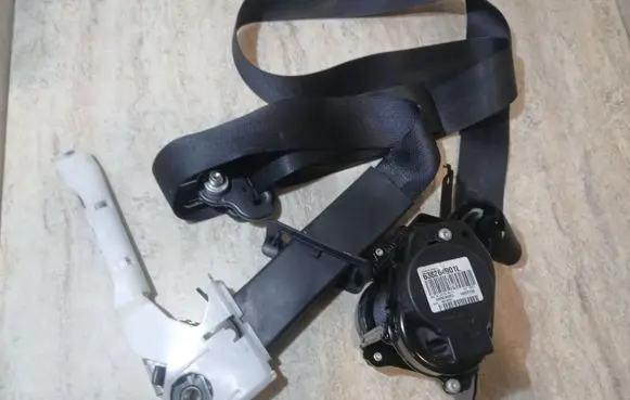 Nissan Leaf II (ZE1) Front seatbelt 100X090RH