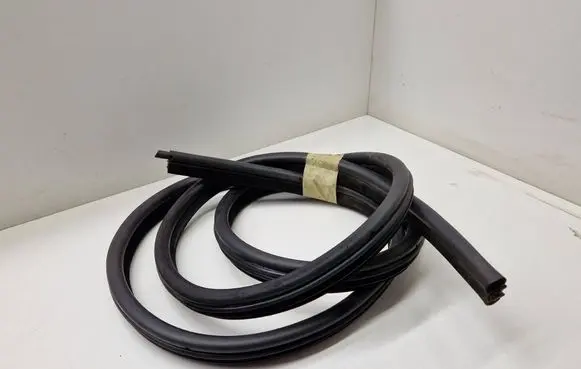 BMW 3 E90 E91 Front door rubber seal 7060287