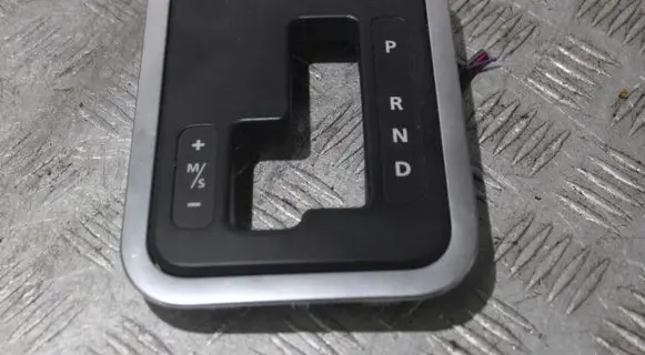 Land Rover Discovery 4 - LR4 Gear shifter surround trim plastic