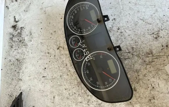 Volkswagen PASSAT B5.5 Speedometer (instrument cluster) 3B0920825