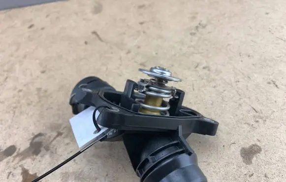 BMW 5 E60 E61 Thermostat 7805811 11517805811 11517789014