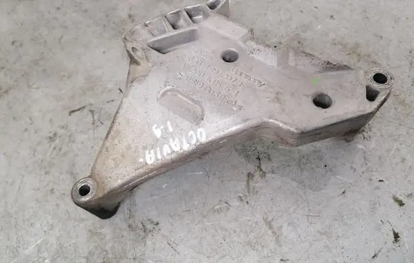 Skoda Octavia Mk2 (1Z) Engine mounting bracket 03G199207F