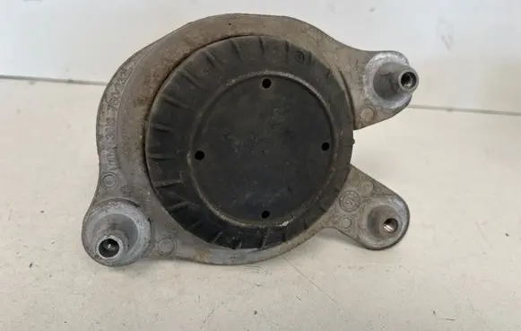 Mercedes-Benz C W205 Engine mount bracket A2052400200