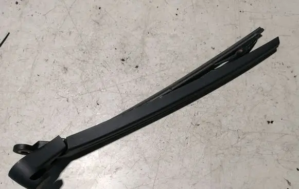 Rear wiper blade arm
