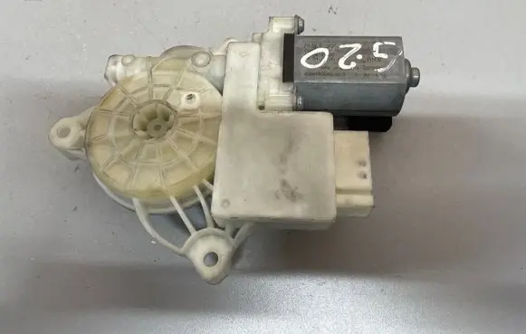 BMW 3 G20 G21 Front door window regulator motor 8495866