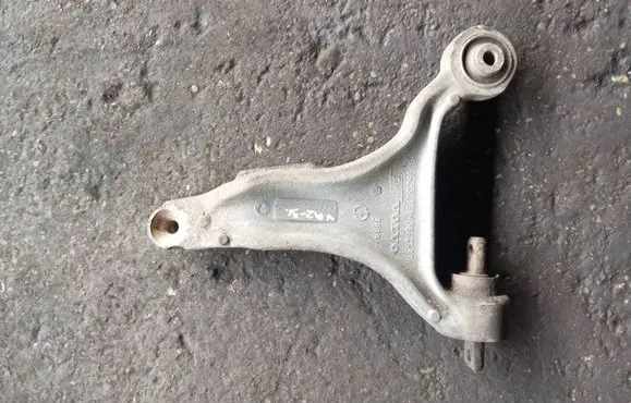 Volvo XC70 Front lower control arm/wishbone 08646376