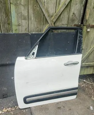 Fiat 500L Front door