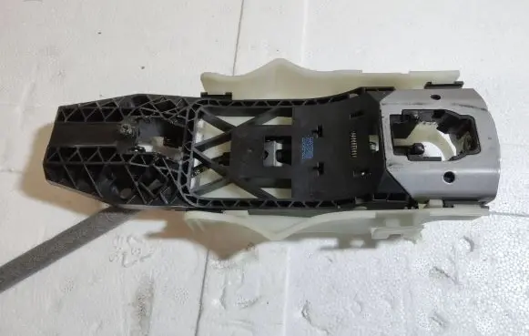 Skoda Fabia Mk3 (NJ) Front door exterior handle/bracket 5E0837349A