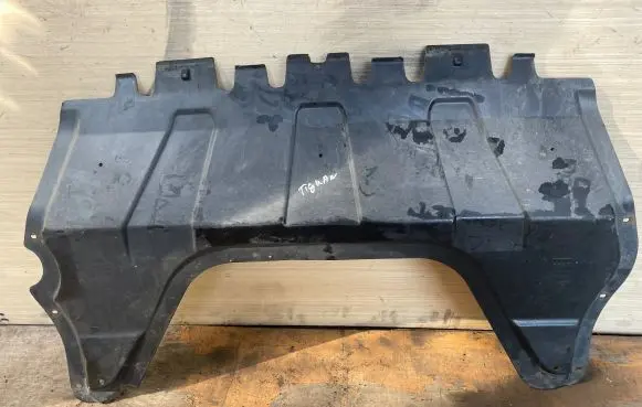 Volkswagen Tiguan Engine splash shield/under tray 5N0825235