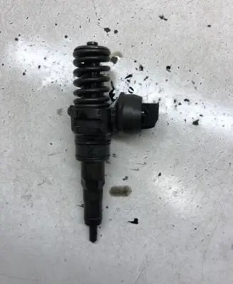 Volkswagen Golf V Fuel injector 038130073AG 0414720215