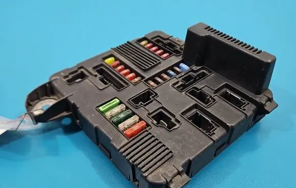 Renault Scenic II - Grand scenic II Central body control module 8200306033 IMPRK1540686