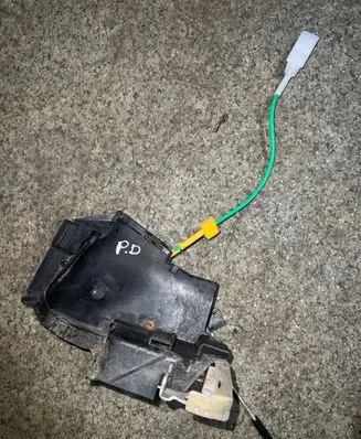 BMW 5 E39 Front door lock 8235126