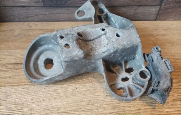 Audi A4 S4 B5 8D Engine mounting bracket 8D0199352H