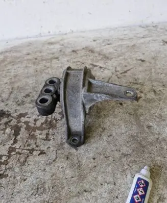 Opel Zafira A Engine mount bracket 90575772 90576049 90375772