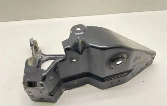 Audi A4 S4 B7 8E 8H Intercooler pipe mounting bracket 8E0145814F