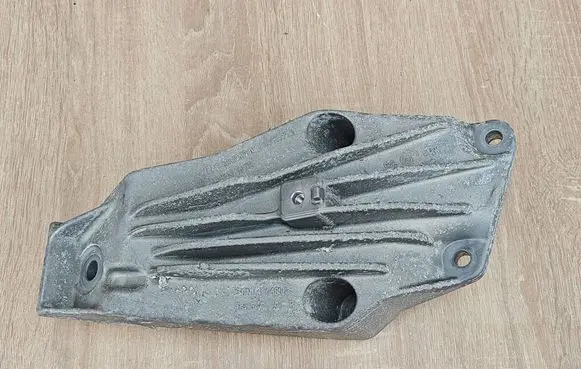 BMW 5 G30 G31 G38 Engine mounting bracket 6861559