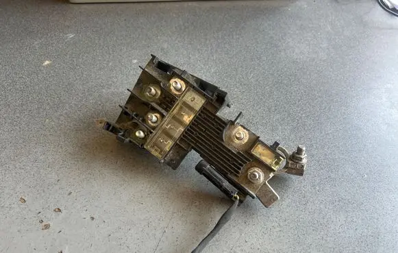 Ford Transit Courier Battery relay fuse 7154042730 6734