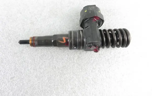 Volkswagen Golf IV Fuel injector 0414720028 038130073AA