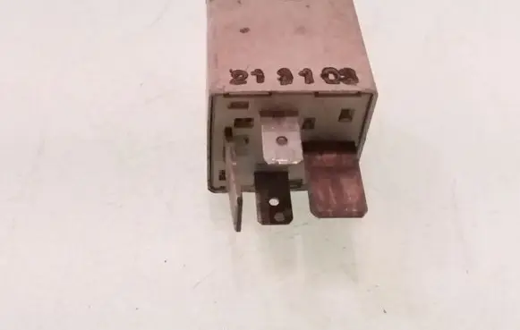 Volkswagen PASSAT B5 Other relay 8D0951253 370