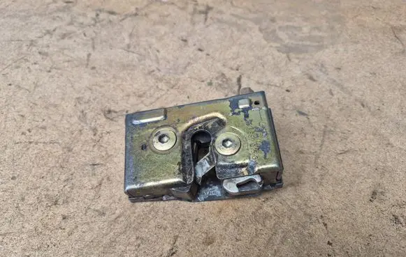 Volkswagen PASSAT B4 Front door lock 357837015G