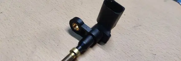 Volkswagen Golf VII Coolant temperature sensor 04E919501G